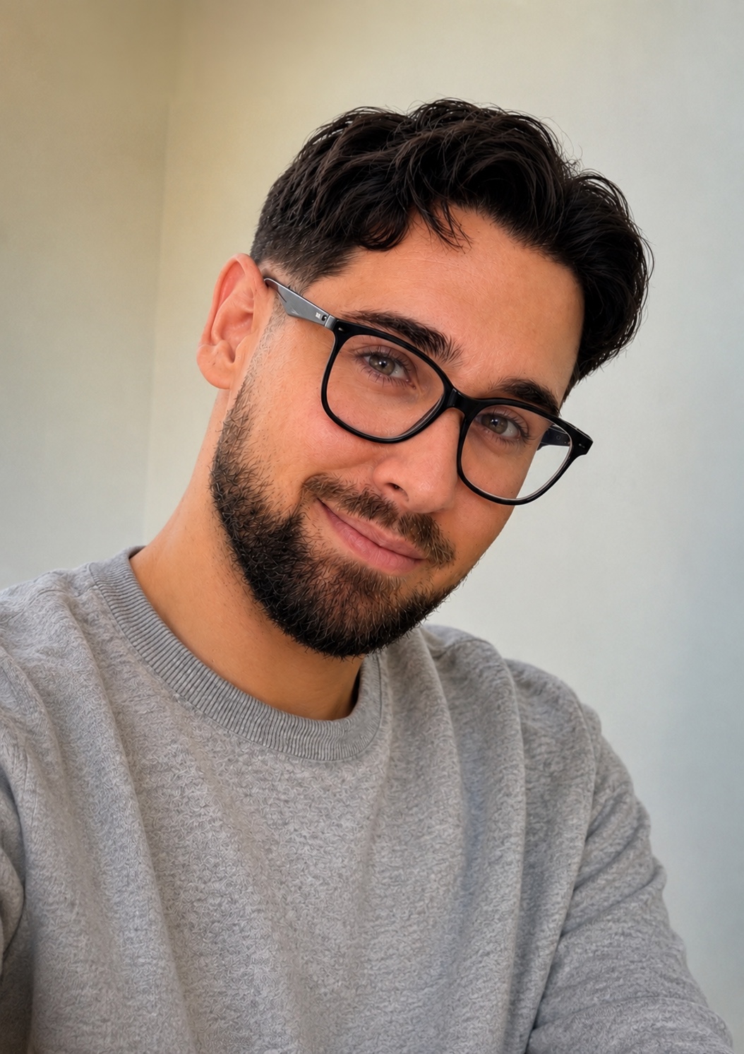 Retrato actual de Jesús Tirado con gafas