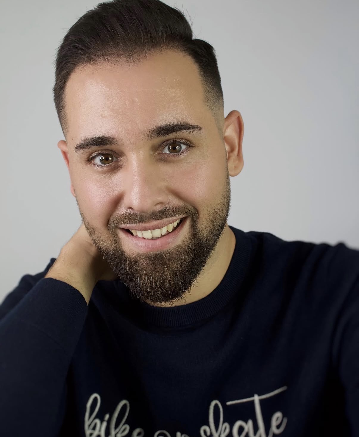 Retrato profesional de Jesús Tirado sonriendo